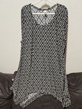 Women's Black & White Geometric Long Sleeve Scoop Neck Top